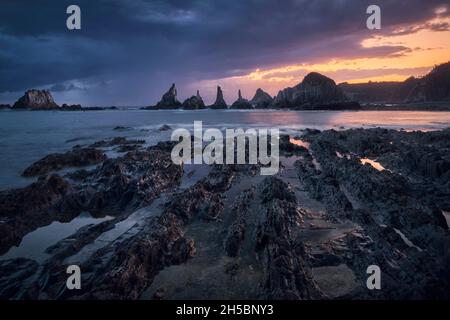 Sonnenaufgang am Strand von Gueirúa (Asturien - Spanien) Stockfoto