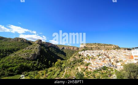 Chulilla, ein weiß getünchtes spanisches Dorf in den Hügeln hinter Valencia. Stockfoto