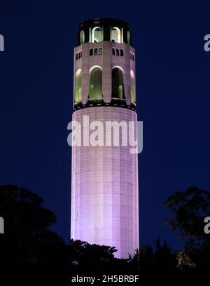 Der Coit Tower wurde während der Blauen Stunde in Pink beleuchtet. Telegraph Hill, San Francisco, Kalifornien, USA. Stockfoto