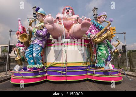 Rio de Janeiro, Brasilien - 17. Februar 2018: Samba-Schulwagen in Presidente Vargas Avenue wartet auf die Parade in der Nacht. Stockfoto