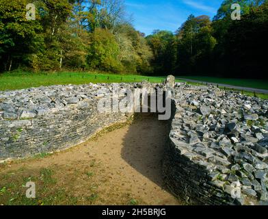 Blick N des tiefen Vorplatzes, des Eingangs, des zentralen Durchgangs und der Grabkammern des Parc le Breos Neolithische Kammer, Cwm, Gower, Wales, Großbritannien. Stockfoto