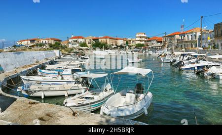 Der malerische Hafen im Küstenfischerdorf Agios Nikolaos auf der Halbinsel Mani auf dem südlichen Peloponnes Griechenlands Stockfoto