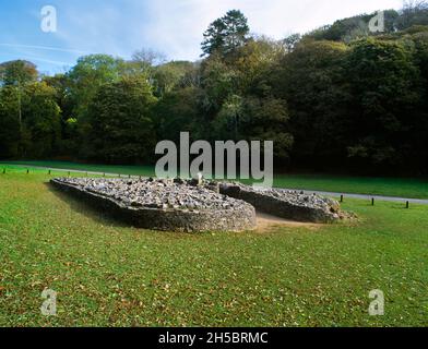 Blick nordöstlich des tiefen Vorplatzes, des Eingangs, des zentralen Durchgangs und der Grabkammern des Parc le Breos Neolithische Kammer, Cwm, Gower, Wales, Großbritannien. Stockfoto