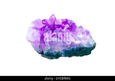 Amethyst isoliert auf weißem Hintergrund Druse Geode Makro Detail Edelstein Textur close-up rosa und lila Quarzkristall Stockfoto