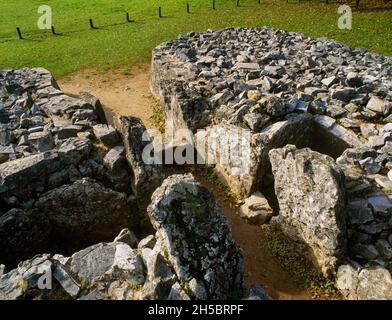 Ansicht SW des zentralen Durchgangs, S-Paar Kammern, Eingang & Vorplatz des Parc le Breos Neolithische Kammer lange Cairn, Cwm, Gower, Wales, Großbritannien. Stockfoto