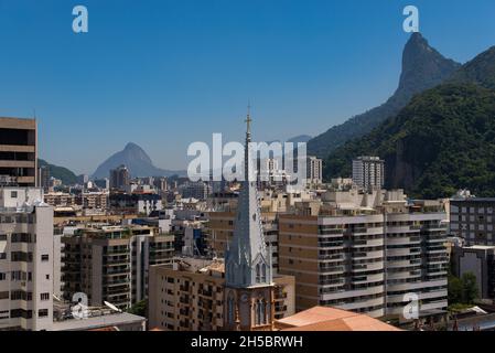 Kirchturm, Berg Corcovado und Gebäude des Botafogo-Viertels in Rio de Janeiro, Brasilien Stockfoto