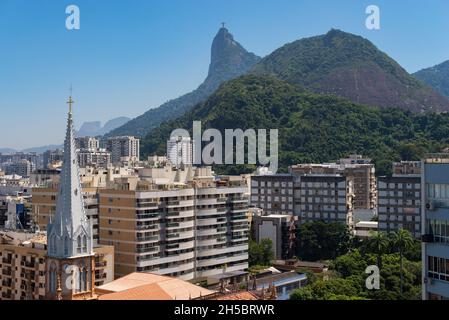 Kirchturm, Berg Corcovado und Gebäude des Botafogo-Viertels in Rio de Janeiro, Brasilien Stockfoto