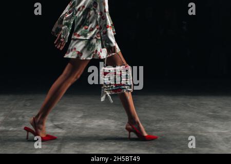 Modelin in roten High Heels Walking Catwalk Modenschau Stockfoto