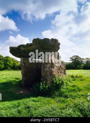 Die freigelegten Kalksteinplatten der neolithischen Grabkammer St. Lythans, Wale of Glamorgan, Wales: Blick nach Nordwesten auf die offene Kammer mit einem massiven Kapstone. Stockfoto