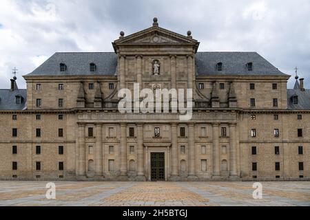 San Lorenzo de El Escorial, Spanien - 8. September 2021: Königliche Stätte von San Lorenzo de El Escorial oder Monasterio del Escorial. Haupteingang Stockfoto