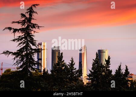 Madrid, Spanien - 11. September 2021: Cuatro Torres Financial District bei dramatischem roten Sonnenaufgang Stockfoto