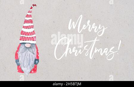 Niedliche Weihnachtskarte mit lustigen Gnomen, Illustration mit skandinavischen nordischen Gnomen in roten Hüten, Stockfoto