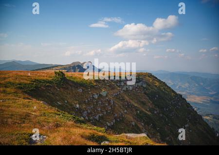 Vogelperspektive auf den Gipfel Tri Cuke vom Gipfel Kopren, Balkan (Stara Planina), Serbien Stockfoto
