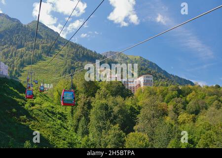 Esto-Sadok, Sotschi, Russland - 04. Sep 2021: Seilbahn und Hotel in den Bergen, Resort Krasnaya Polyana Stockfoto