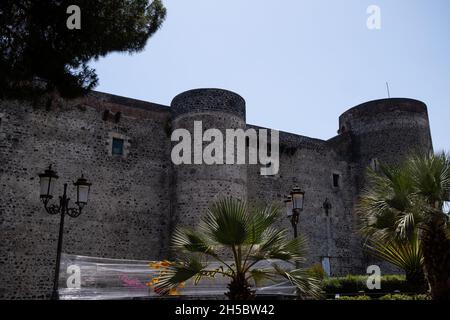 Sizilien, Catania - 20. Juli 2021: Blick auf die Burg, Burg Ursino, Castello Ursino Stockfoto