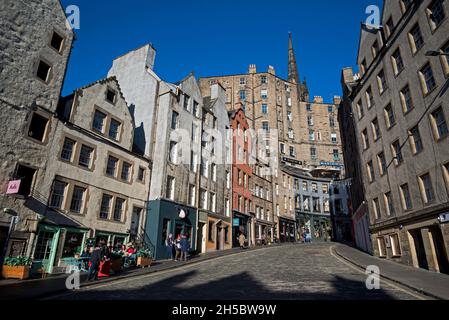 Am frühen Morgen Sonnenschein im West Bow in der Altstadt von Edinburgh. Stockfoto