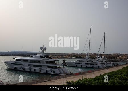 Sizilien, Siracusa, Ortigia - 20. Juli 2021: Luxus-Motorboote und Yachten in der Marina von Siracusa, Sizilien Stockfoto