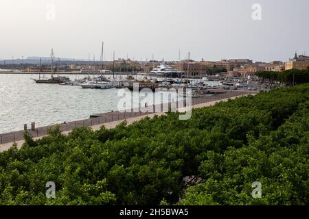 Sizilien, Siracusa, Ortigia - 20. Juli 2021: Luxus-Motorboote und Yachten in der Marina von Siracusa, Sizilien Stockfoto