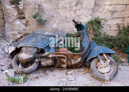 Sizilien, Ortigia - 20. Juli 2021: Altes, rostig, zerstörtes Motorwrack Stockfoto