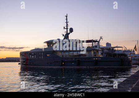 Sizilien, Siracusa, Ortigia - 20. Juli 2021: Luxus-Motorboote und Yachten in der Marina von Siracusa, Sizilien Stockfoto
