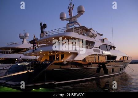 Sizilien, Siracusa, Ortigia - 20. Juli 2021: Luxus-Motorboote und Yachten in der Marina von Siracusa, Sizilien Stockfoto
