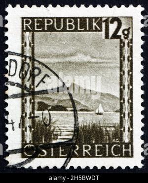 ÖSTERREICH - UM 1945: Eine in Österreich gedruckte Briefmarke zeigt Wolfgang See, bei Salzburg, um 1945 Stockfoto