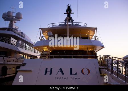 Sizilien, Siracusa, Ortigia - 20. Juli 2021: Luxus-Motorboote und Yachten in der Marina von Siracusa, Sizilien Stockfoto