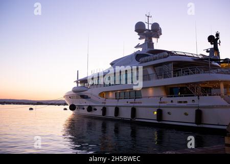 Sizilien, Siracusa, Ortigia - 20. Juli 2021: Luxus-Motorboote und Yachten in der Marina von Siracusa, Sizilien Stockfoto