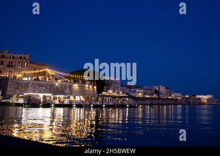 Sizilien, Siracusa, Ortigia - 20. Juli 2021: Luxus-Motorboote und Yachten in der Marina von Siracusa, Sizilien Stockfoto