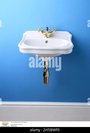 Waschbecken, Handwaschbecken an blauer Wand montiert, Credit:S Hunter / Avalon Stockfoto