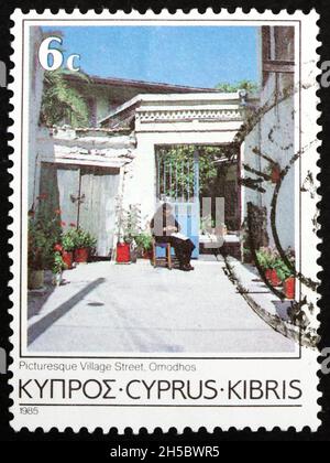 ZYPERN - UM 1985: Eine in Zypern gedruckte Briefmarke zeigt Village Street, Ormodhos, um 1985 Stockfoto