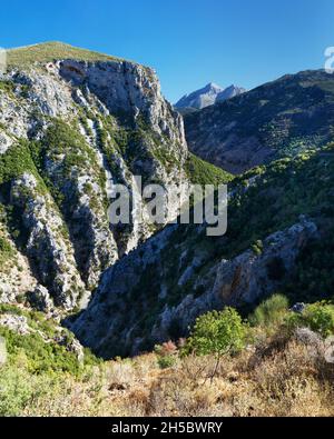 Ein Blick entlang der Rindomo-Schlucht vom Dorf Vorio auf der Halbinsel Mani auf dem südlichen Peloponnes Griechenlands Stockfoto