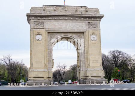 Bukarest, Rumänien, 17. April 2021: Arcul de Triumph (Triumphbogen) ist ein Triumphbogen und Wahrzeichen, der sich im nördlichen Teil der Stadt befindet Stockfoto