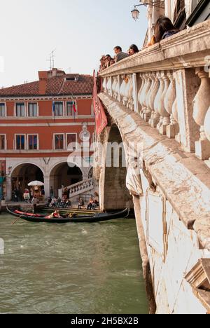 Die berühmte Rialtobrücke mit einer Gondel auf dem Canal Grande in Venedig. Ein romantischer Ausflug in die Stadt Stockfoto