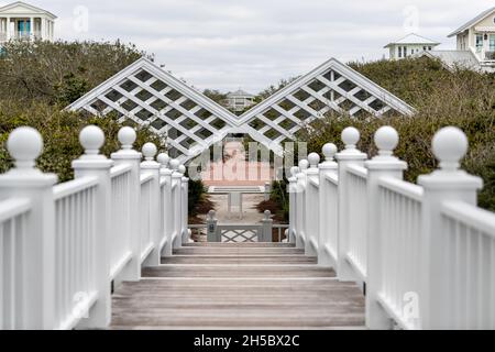 Pavillon Holztreppen und Geländer in klassischen weißen neuen Urbanismus Architektur-Stil Promenade am Strand nach Seaside, Florida Stadt am Golf von Mexiko Panha Stockfoto