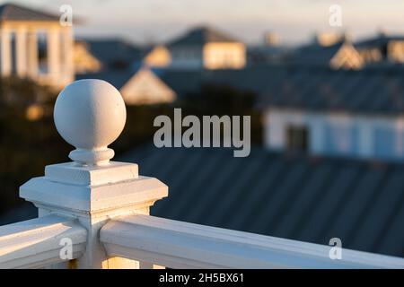 Seaside, Florida Nahaufnahme von weißen Geländer Balusters Strand klassische Architektur am Abend Sonnenuntergang auf dem hölzernen Dach Turm Terrasse Stockfoto