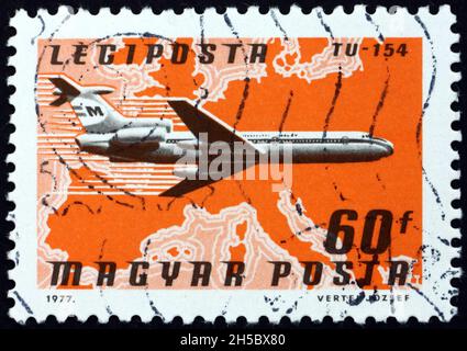 UNGARN - UM 1977: Eine in Ungarn gedruckte Marke zeigt das Flugzeug TU-154, Malev über Europa, um 1977 Stockfoto