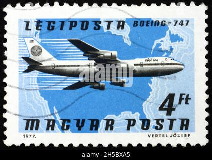 UNGARN - UM 1977: Eine in Ungarn gedruckte Marke zeigt das Flugzeug Boeing 747, Pan am, Nordamerika, um 1977 Stockfoto