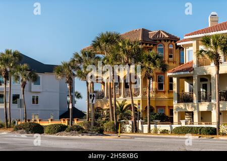 Miramar Beach City Stadt in der Nähe von Destin, Florida Panhandle Golf von mexiko mit luxuriösen bunten bunten gelben Strandhäusern Stockfoto