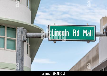 Miami Beach berühmte Lincoln Road Fußgängerzone in der South Beach Straße mit Nahaufnahme des Schildes in Grün und Art-Deco-Gebäude im Hintergrund Stockfoto