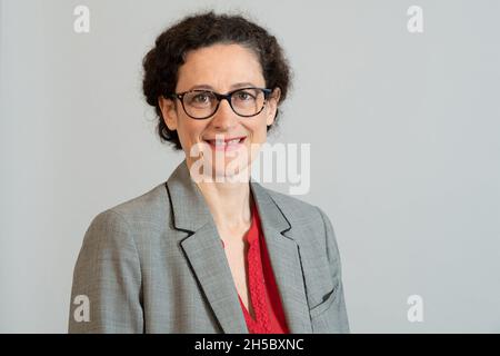 Emmanuelle Wargon, französische Ministerin für Wohnungswesen, stellt sich während einer Sitzung am 27. April 2021 in Paris, Frankreich, vor. Stockfoto