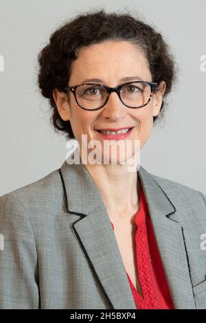Emmanuelle Wargon, französische Ministerin für Wohnungswesen, stellt sich während einer Sitzung am 27. April 2021 in Paris, Frankreich, vor. Stockfoto