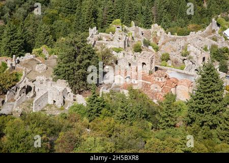 Blick von der Burg Mystras auf die Oberstadt mit der Kirche Agia Sophia auf dem Peloponnes von Griechenland Stockfoto