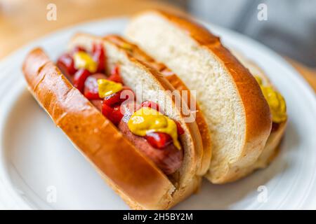 Hot Dog Wurst gekocht auf Brioche Brötchen mit Ketchup und Senf Gewürze Makro Nahaufnahme mit Details und Textur Stockfoto