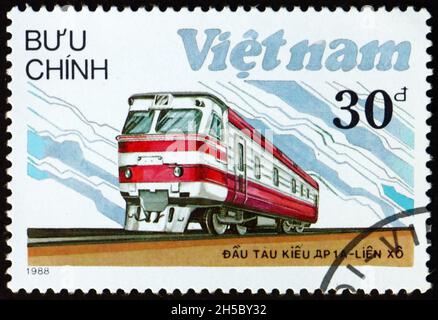 VIETNAM - UM 1988: Eine in Vietnam gedruckte Marke zeigt DR-1A, Lokomotive aus Russland, um 1988 Stockfoto
