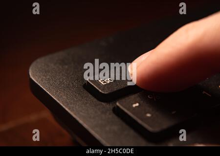 Der Zeigefinger, der auf die Esc-Taste drückt Stockfoto