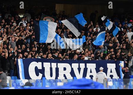 Neapel, Italien. November 2021. Napoli Unterstützer während des SSC Napoli gegen Hellas Verona FC, italienische Fußballserie A Spiel in Neapel, Italien, November 07 2021 Quelle: Independent Photo Agency/Alamy Live News Stockfoto