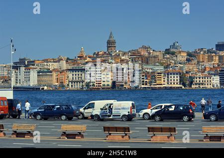 Auf der Seite des Viertels Beyoglu am Goldenen Horn in Istanbul, Skyline der Stadt mit ihrem Wahrzeichen, dem Galata-Turm, auf der Seite des Stadtteils Eminonu, Stockfoto