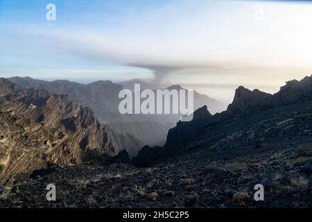 Aschewolke des Vulkans Cumbre Vieja in La Palma von der Caldera de Taburiente aus gesehen Stockfoto