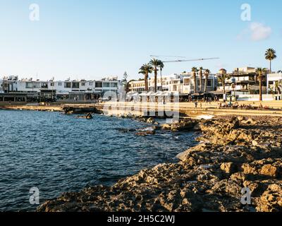 Blick auf den Hafen von Paphos und seine felsige Küste bei Sonnenuntergang auf der Insel Zypern auf der zypriotischen Seite Stockfoto